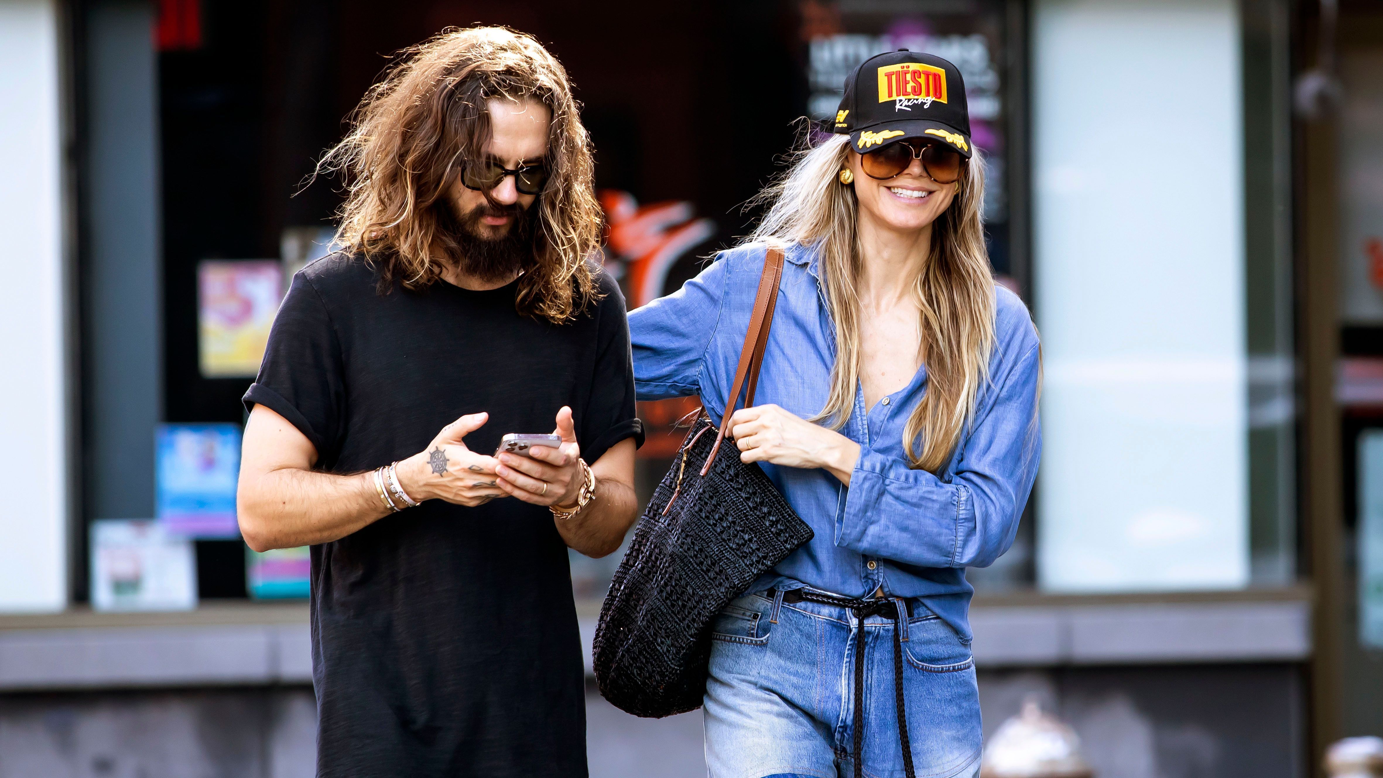 Heidi im angesagten Denim Outfit unterwegs mit Ehemann Tom Kaulitz.