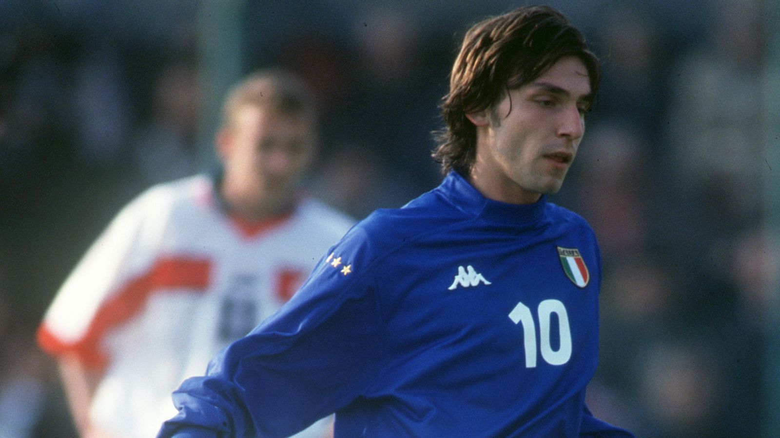 
                <strong>2000 - Andrea Pirlo (Italien)</strong><br>
                Für Andrea Pirlo war die EM-Endrunde im Jahr 2000 eine mit Licht und Schatten. Tore wechselten sich mit Platzverweisen ab, dann folgte wieder eine Glanzleistung. Nachdem er völlig übermotiviert gegen die Slowakei vom Platz flog, drückte Pirlo dem italienischen EM-Erfolg im Endspiel gegen Tschechien seinen Stempel auf. Mit einem verwandelten Strafstoß und einem Freistoßtor sorgte der damalige Inter-Profi im Alleingang für den Titelgewinn Italiens. Es war der Auftakt zu einer Weltkarriere mit dem Gewinn der WM, der Champions League, diverser Meistertitel. Jetzt ist der 41-Jährige Trainer von Juventus Turin, ließ seine aktive Karriere zuvor in der MLS bei New York City FC ausklingen.
              