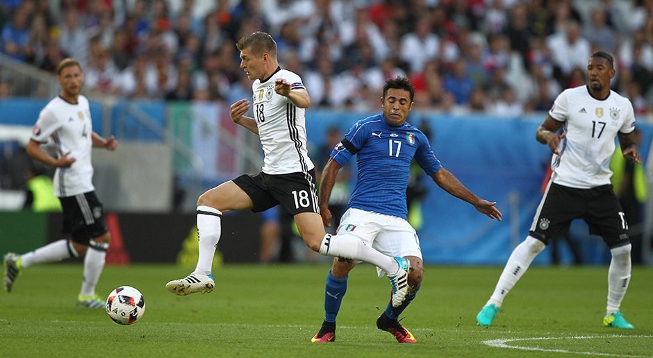 
                <strong>Toni Kroos</strong><br>
                Der erste starke Gegner dieser EM schränkte ihn in der Zentral mehr ein, als sich Löw gewünscht hätte. Die kompakte Defensive der Italiener raubte ihm die Dominanz, die seine Pass- und Spielintelligenz normalerweise versprüht. Er ist nach wie vor nicht derjenige, der, wenn es in die Crunch Time geht, das Spiel an sich reißt und eine Entscheidung erzwingen will (oder kann). Übernahm beim Elfmeterschießen allerdings Verantwortung. ran-Note: 3-
              