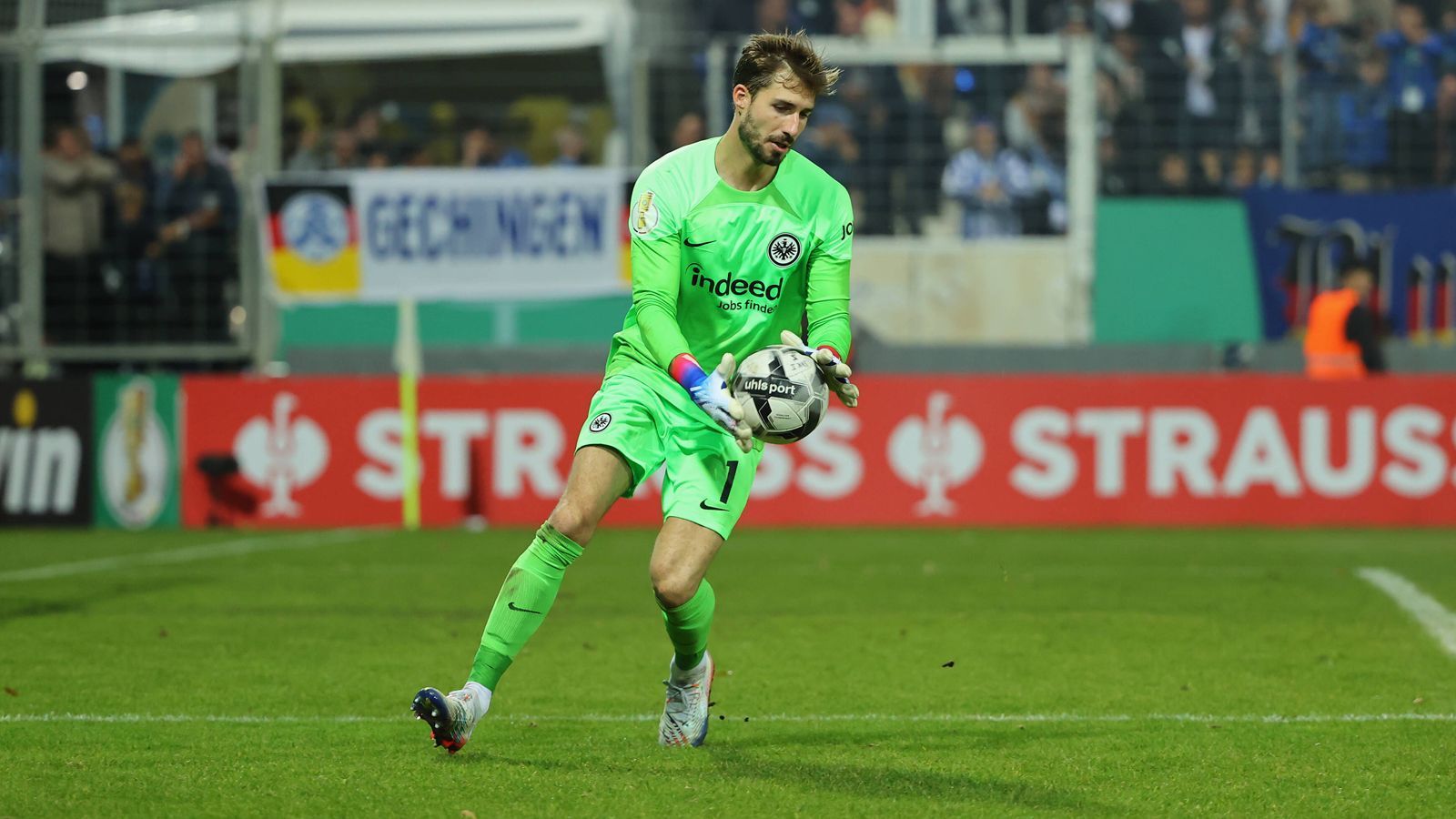 
                <strong>Kevin Trapp: Zwischen Ballon d'Or und Stuttgart-Degerloch</strong><br>
                Nachdem die Frankfurter in der zweiten Halbzeit dann aber deutlich den Fuß vom Gas nahmen, rückte auch Trapp mehr in den Blickpunkt.
              