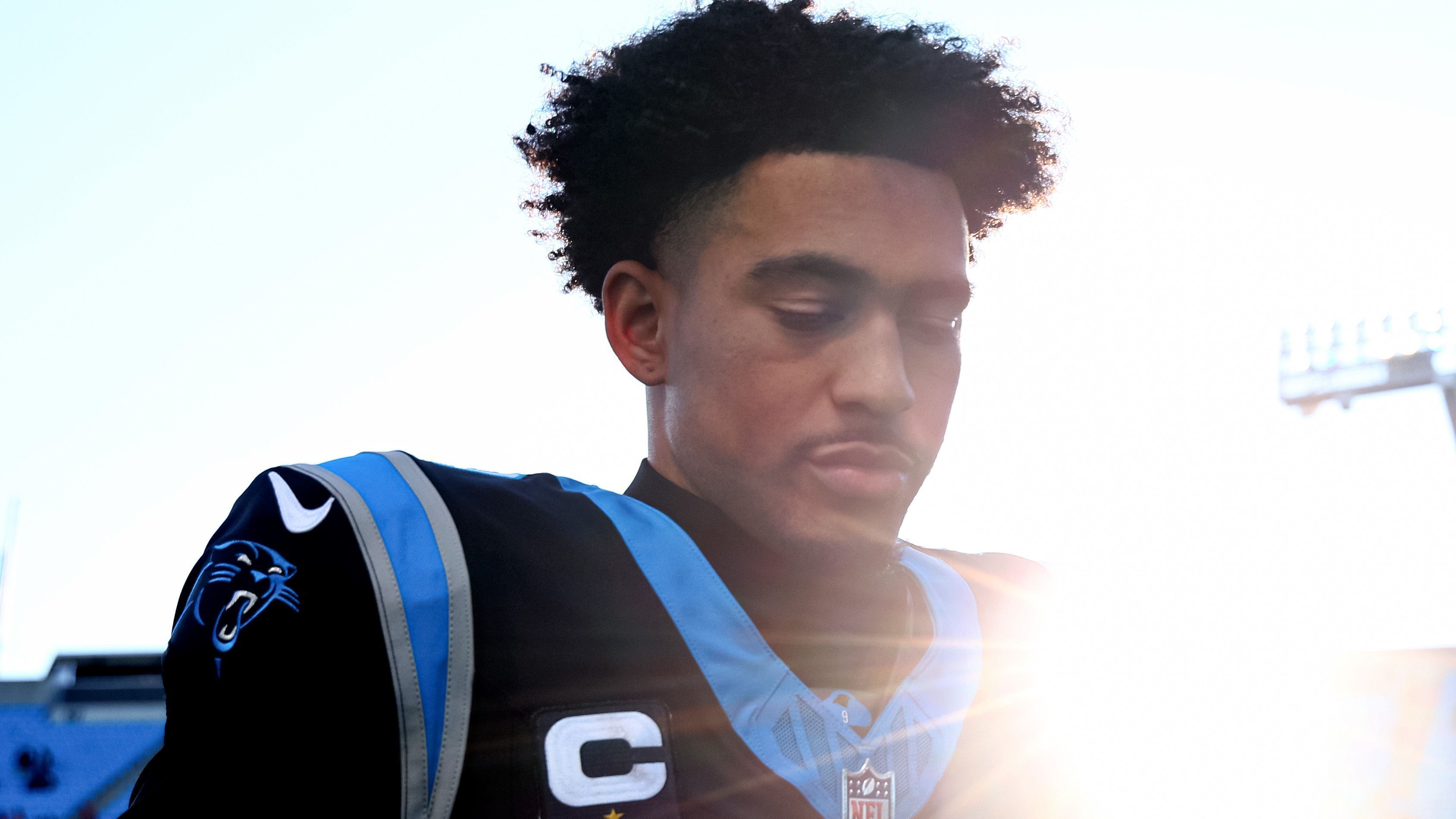 <strong>Carolina Panthers</strong><br>• Starter: Bryce Young (im Bild)<br>• Backups: Andy Dalton, Jack Plummer, Ethan Garbers (Rookie)