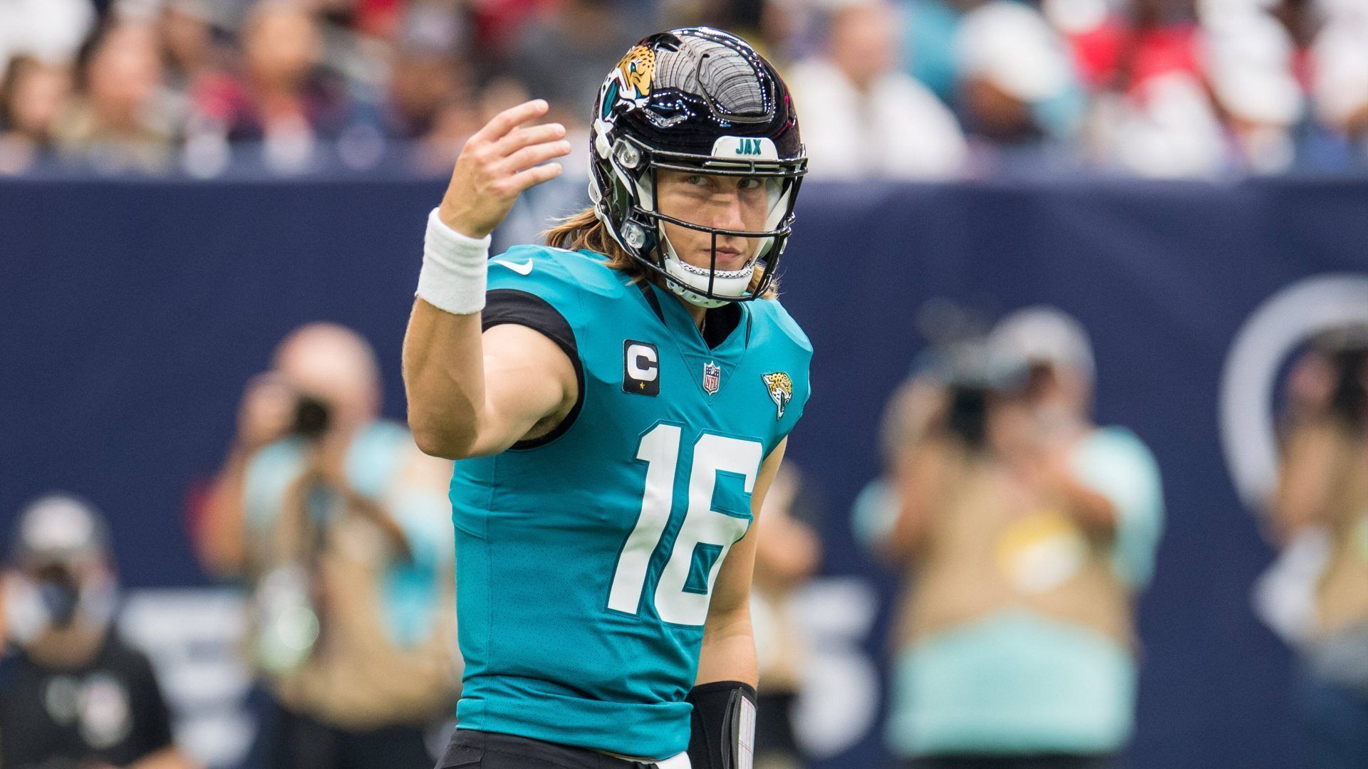 
                <strong>Trevor Lawrence: 51 Interceptions</strong><br>
                Als eines seiner Ziele mit den Jacksonville Jaguars gab Nummer-eins-Pick Trevor Lawrence an, sich selbst und seinem Spielstil treu bleiben zu wollen. Nach seiner ersten Partie war jedoch weniger vom dominanten Spielgestalter vom College zu sehen als vielmehr von einem Gunslinger im Wilden Westen. Macht Lawrence weiter wie in Week 1, würde er bei 51 Passing Touchdowns sowie 51 Inteceptions landen. Jameis Winstons Meisterwerk von 2019 - 30 Touchdowns und 30 Interceptions - ist in akuter Gefahr!
              