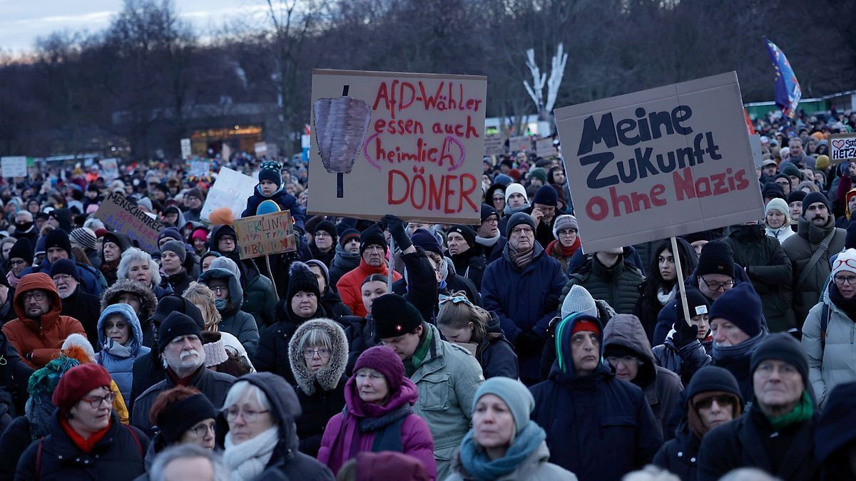 Zehntausende Menschen haben sich am Sonntag vor dem Bundestag in Berlin zum Protest gegen Rechtsextremismus und die AfD zusammengefunden. 