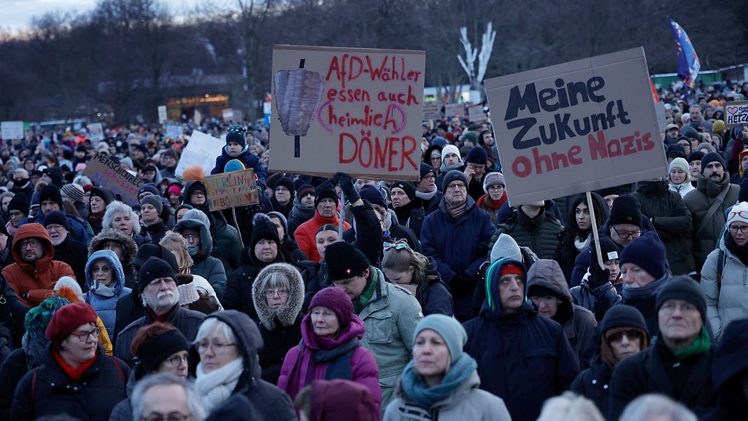 Zehntausende Menschen haben sich am Sonntag vor dem Bundestag in Berlin zum Protest gegen Rechtsextremismus und die AfD zusammengefunden. 