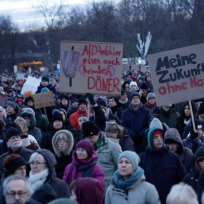 Zehntausende Menschen haben sich am Sonntag vor dem Bundestag in Berlin zum Protest gegen Rechtsextremismus und die AfD zusammengefunden. 