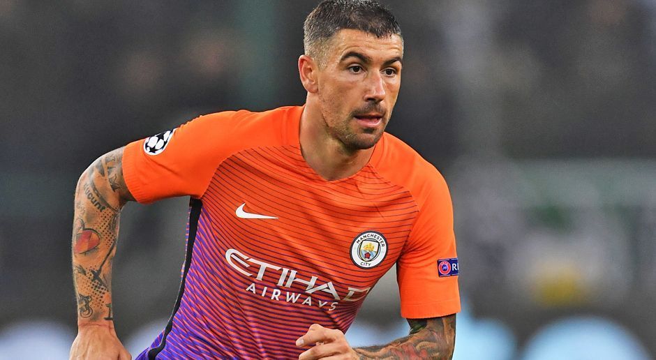 
                <strong>Aleksandar Kolarov (Manchester City -> AS Roma)</strong><br>
                ... Aleksandar Kolarov! Der serbische Abwehrspieler wechselt zum AS Rom. Mit 31 Jahren erhält Kolarov einen Vertrag bis 2020. Die Roma soll rund fünf Millionen Euro für seine Dienste nach Manchester überweisen.
              