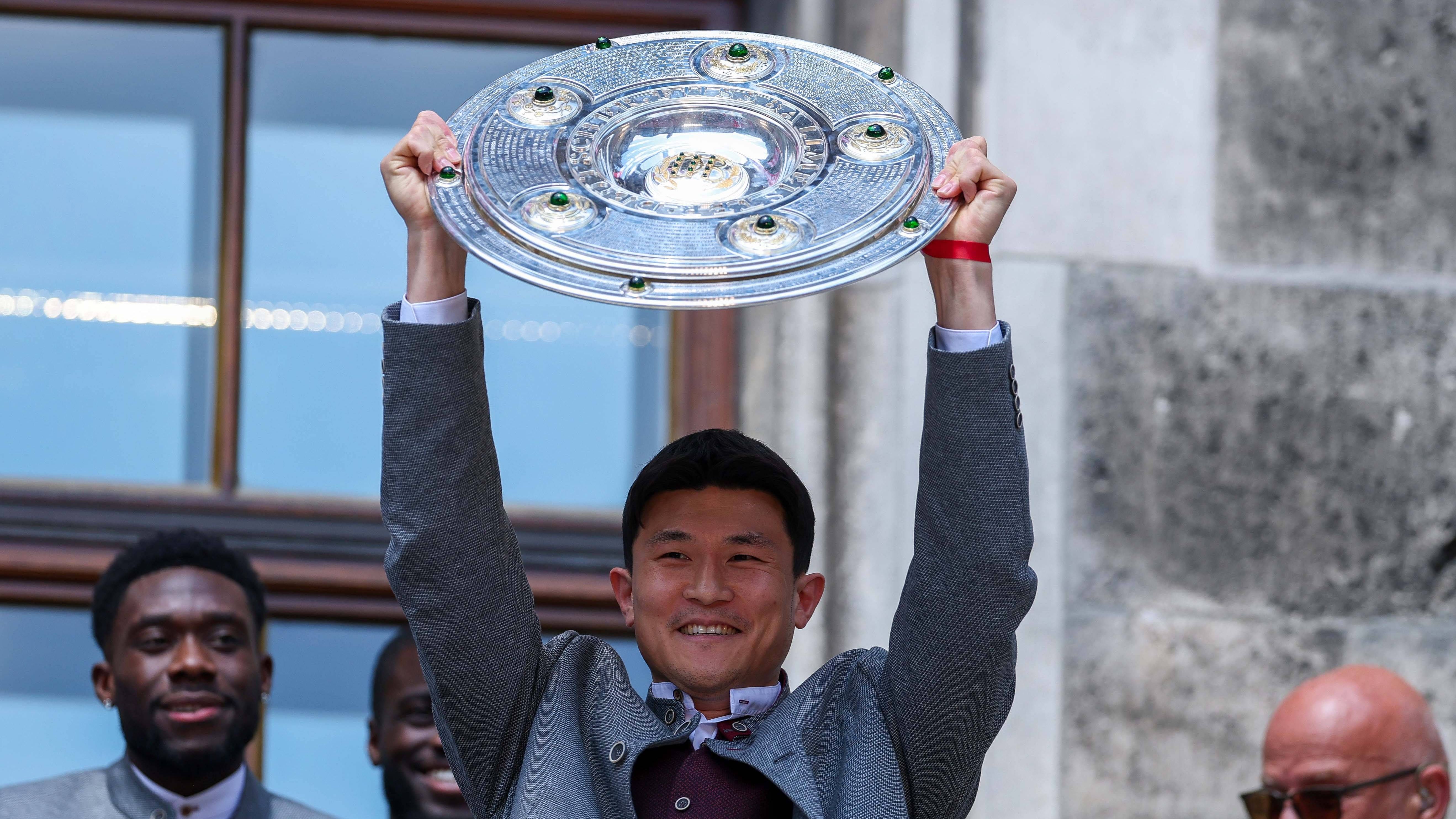 <strong>Kim Min-jae (FC Bayern München)</strong><br>... Dem italienischen Sportblatt zufolge soll der Berater des 28-Jährigen bereits den Markt sondiert haben: Als Wunschziel gilt demnach die Serie A. Auf Grund von wirtschaftlichen Faktoren ist ein Transfer derzeit jedoch noch nicht heiß. Die Bayern-Bosse sind nicht an einer Leihe interessiert und wollen 30 Millionen Euro fix. Auch das Gehalt - Kim verdient in München wohl rund acht bis neun Millionen Euro - stellt eine Hürde dar.