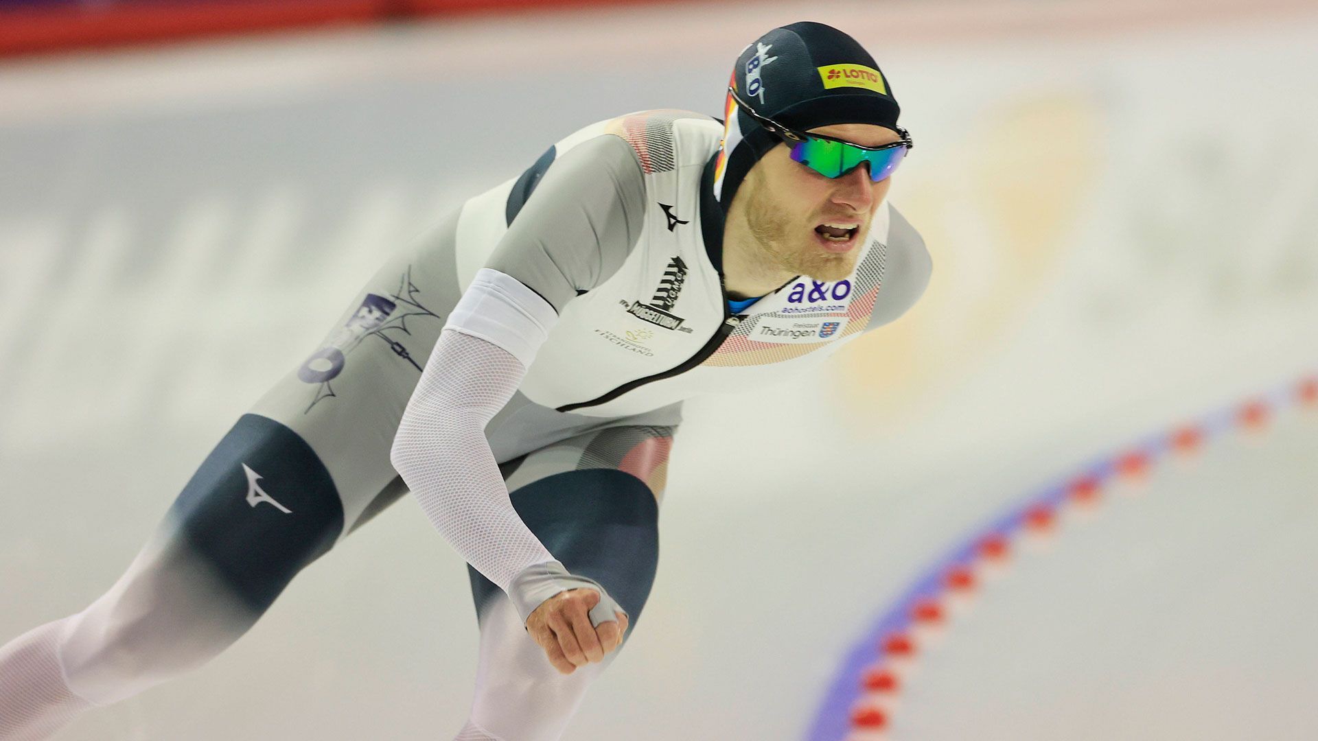 
                <strong>Eisschnelllauf</strong><br>
                Beim Eisschnelllauf heißt die deutsche Medaillenhoffnung Patrick Beckert. Er ist der einzige deutsche Eisschnellläufer, der sich im aktuellen Weltcup unter den besten zehn Athleten befindet. Die besten Chancen werden ihm auf der Strecke über 10.000 Meter eingeräumt. Allerdings steht Claudia Pechstein vor ihrer insgesamt achten Olympia-Teilnahme. Das wäre gleichbedeutend mit dem geteilten Rekord für Teilnahmen an Olympischen Winterspielen. Diesen hat die japanische Skisprung-Legende Noriaki Kasai derzeit noch alleine inne.
              