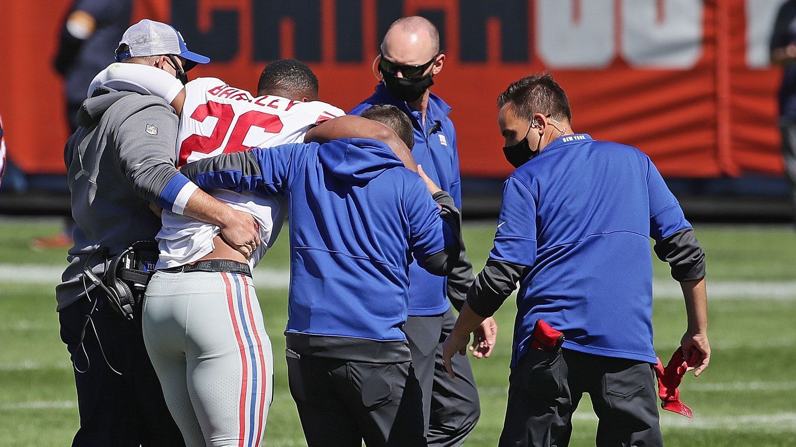 
                <strong>Saquon Barkley (New York Giants)</strong><br>
                Der Star-Running-Back der New York Giants wird scheinbar vom Verletzungspech verfolgt. Gegen die Chicago Bears verletzte sich Barkley bei zwei aufeinanderfolgenden Spielzügen und wurde mit Verdacht auf eine schwere Knieverletzung aus dem Spiel genommen. Wie NFL-Insider Adam Schefter berichtet, vermuten die Giants mittlerweile, dass sich der zweite Pick aus dem Draft 2018 einen Kreuzbandriss zugezogen haben könnte, eine genauere Untersuchung soll am Montag durchgeführt werden. 
              