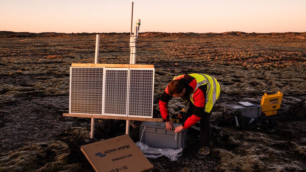 Ein Geologe der Universität von Island installiert einen Seismografen auf der von einem Vulkanausbruch bedrohten isländischen Halbinsel Reykjanes.