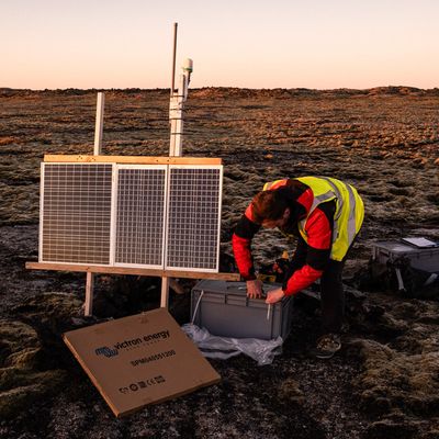 Ein Geologe der Universität von Island installiert einen Seismografen auf der von einem Vulkanausbruch bedrohten isländischen Halbinsel Reykjanes.