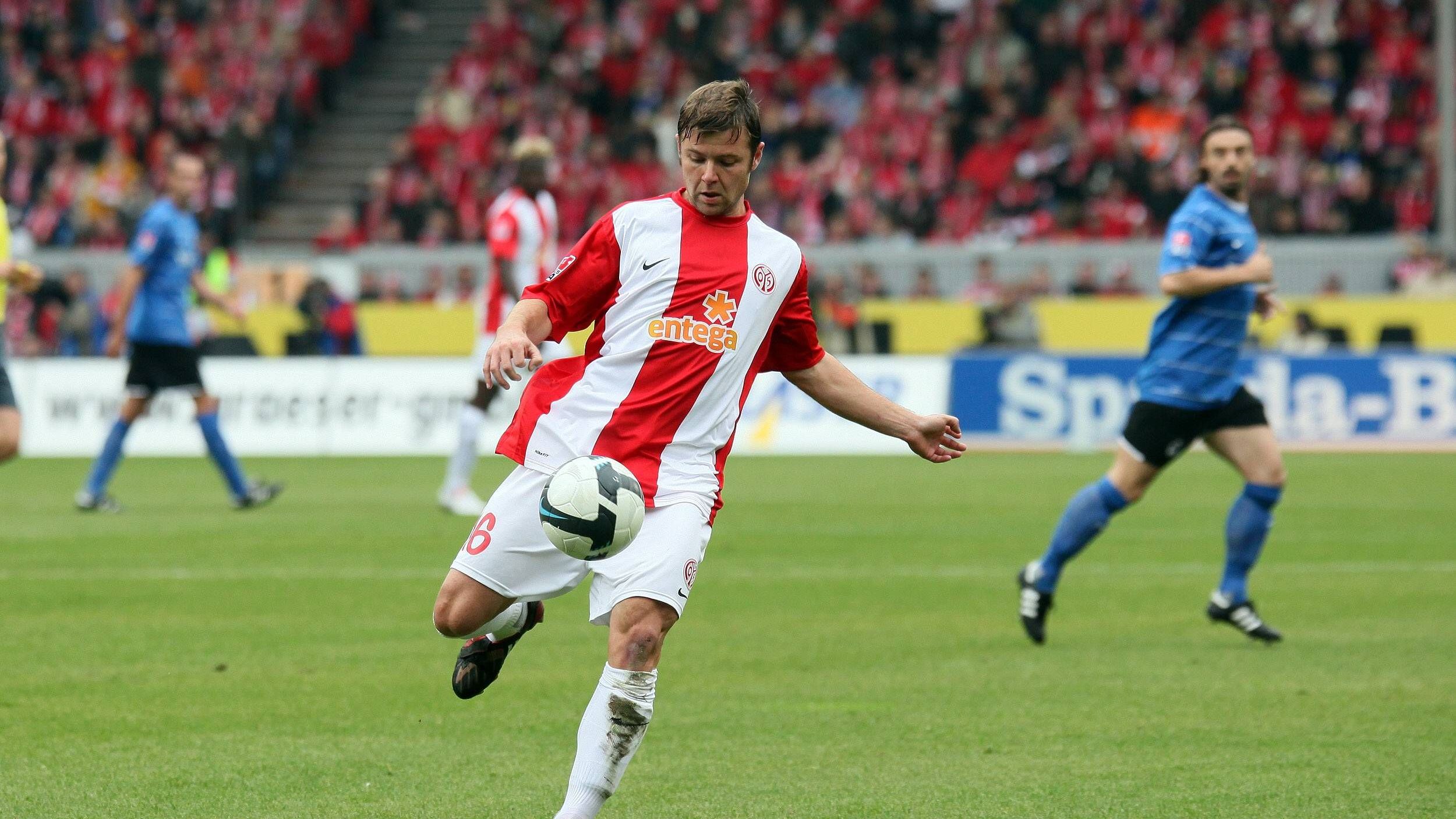 <strong>Niko Bungert (1. FSV Mainz 05)</strong><br>Bundesliga-Debüt: 8. August 2009 (22 Jahre)<br>Gleich in Tuchels erstem Trainerjahr debütierte auch Niko Bungert und blieb über viele Jahre eine feste Größe in Mainz. Auch heute ist er noch Klubrepräsentant der 05er.