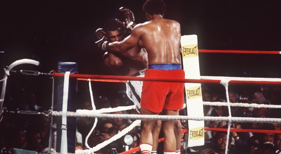 
                <strong>Muhammad Ali vs George Foreman</strong><br>
                30. Oktober 1974 in Kinshasa/Zaire: Ali - George Foreman (K.o.-Sieg 8. Runde): Wohl über keinen Boxkampf wurde jemals mehr geschrieben (u.a. Norman Mailers "The Fight"). Hollywood widmete dem Duell, das von Don King promotet und zu Großteilen von Zaires Diktator Mobutu Sese Seko finanziert wurde, 1996 die später oscargekrönte Dokumentation "When we were Kings".
              