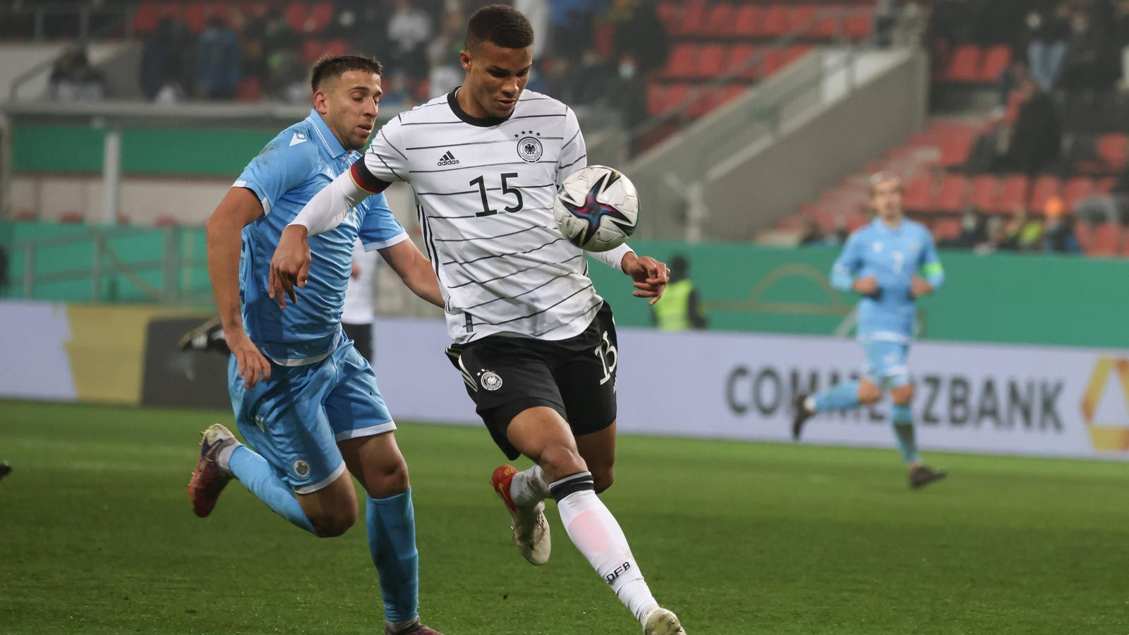 
                <strong>Malick Thiaw</strong><br>
                Der Schalker hat vor dem Spiel eine Reaktion der Mannschaft angekündigt und auch selbst Wort gehalten. In der Innenverteidigung gegen San Marino – wenn auch wenig gefordert – ohne Fehl und Tadel und ganz vorne trifft er nach 14 Minuten per Kopf zur deutschen Führung. Ein guter Auftritt der "Knappen" aus Gelsenkirchen. ran-Note: 2
              