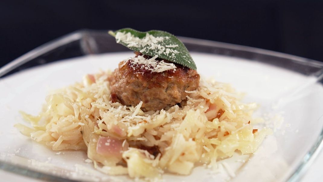 Schnell und easy: Für faule Feinschmecker sind diese saftigen Fleischbällchen mit Reis ideal. So schön kann Kochen sein!