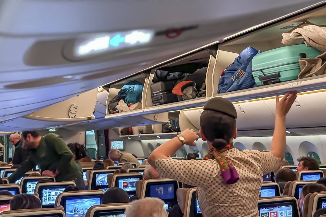 Manche Passagiere haben es im Flugzeug besonders eilig. (Symbolbild)