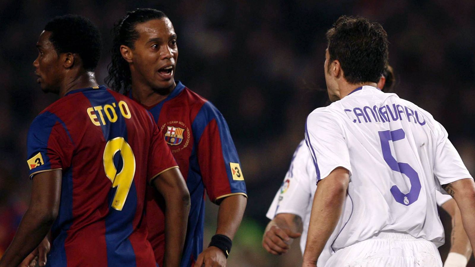 
                <strong>Clasico erstmals seit 2007 ohne CR7 und Messi: So sah die Welt damals aus</strong><br>
                Der letzte Clasico ohne mindestens einen der beiden Superstars liegt lange zurück: Am 23. Dezember 2007 gewinnt mit 1:0 in Barcelona, Ronaldinho, Raul und Ruud van Nistelrooy stürmen damals.
              