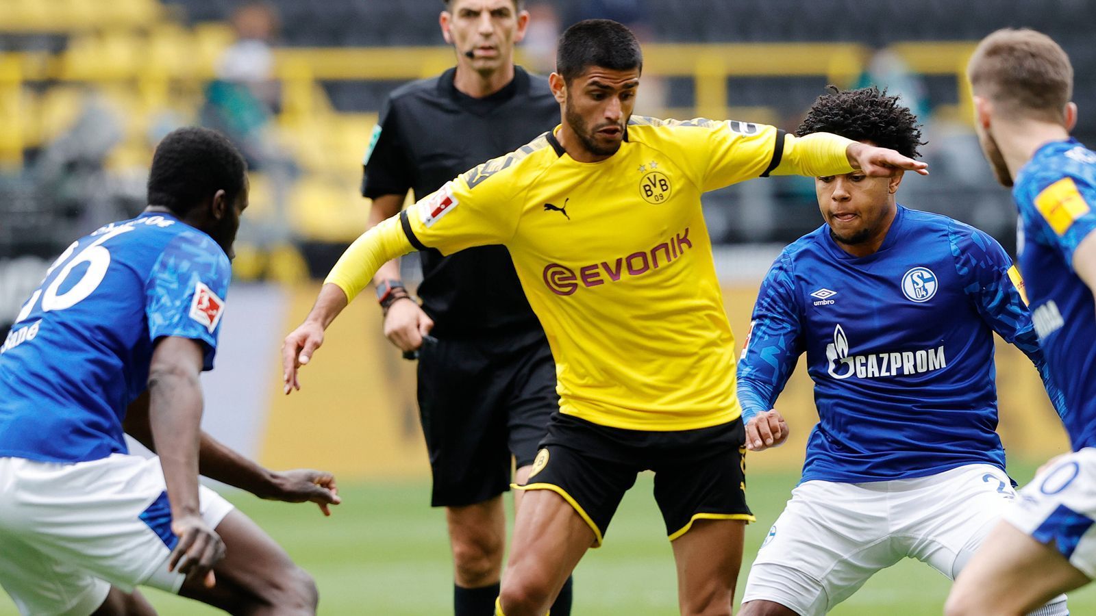 
                <strong>Gewinner: Mahmoud Dahoud</strong><br>
                Er spielte zuletzt im November von Beginn an für den BVB, war vor der Coronapause höchstens gut genug für Kurz-Einsätze, meist durfte er gar nicht ran. Doch Dahoud nutzte das Derby gegen den FC Schalke für eine Menge Eigenwerbung, war auf der Sechs stets anspielbar, verteilte die Bälle klug und zog die Fäden. Starker Auftritt des Mittelfeldmannes. Wohl nicht der letzte von Beginn an.
              