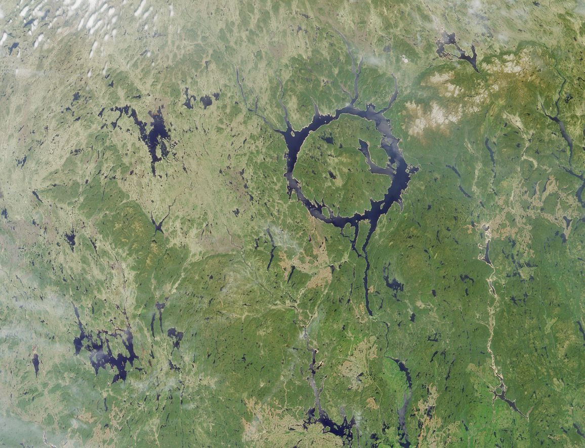 Der Manicouagan-Krater in Kanada ist etwa 100 Kilometer breit. An den Rändern sind verschiedene Seen entstanden. Der Krater ist rund 214 Millionen Jahre alt. Der Meteorit war wohl um die 5 Kilometer groß.