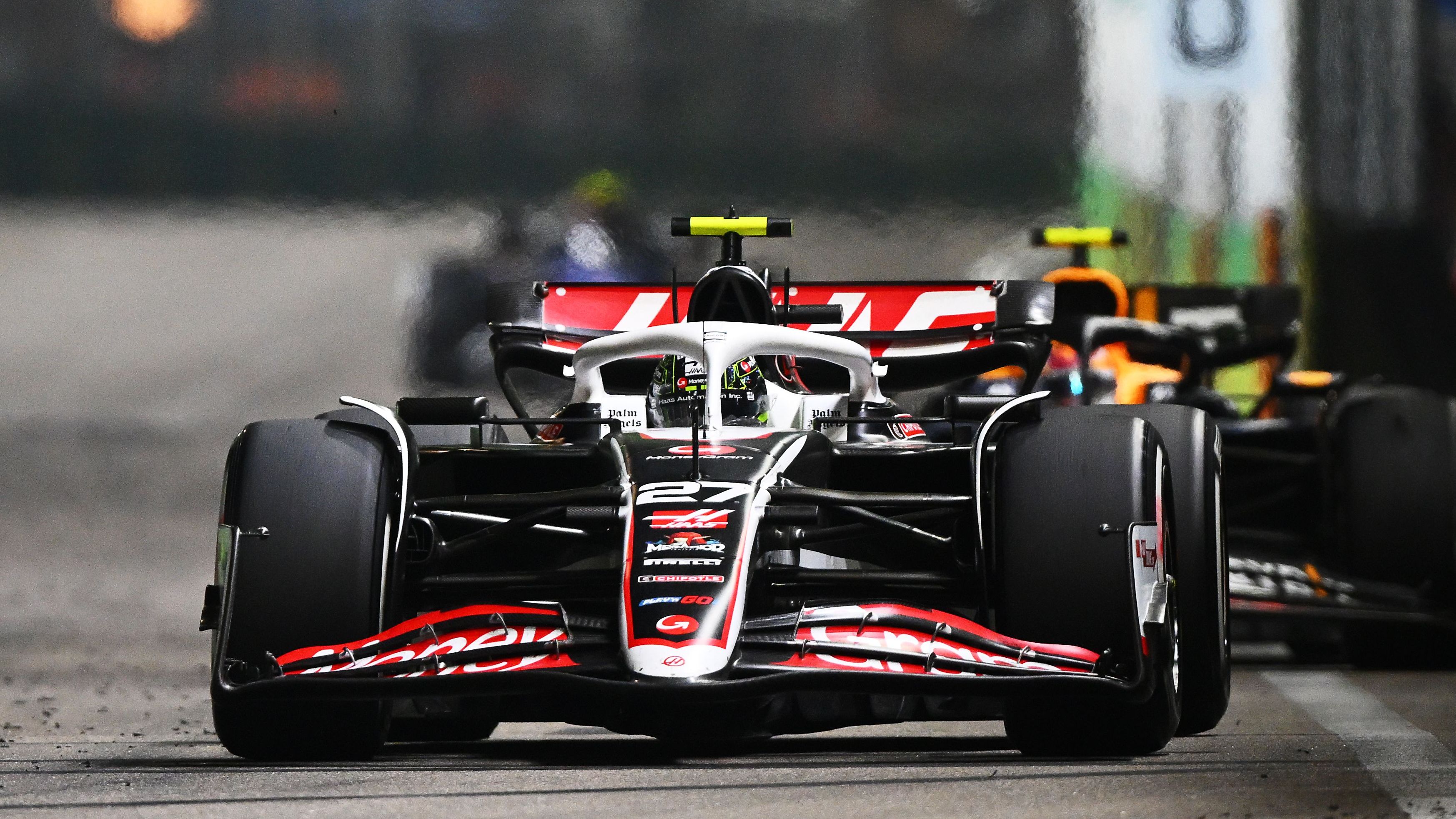 <strong>Gewinner: Nico Hülkenberg</strong><br>Tolles Wochenende des einzigen Deutschen im Formel-1-Feld! Im Qualifying raste der Emmericher auf einen ganz starken sechsten Platz, auch im Rennen überzeugte er. Zwar musste er erwartungsgemäß die beiden Ferraris und auch Fernando Alonso ziehen lassen, doch als Neunter sicherte er sich zwei wichtige Punkte. Damit rückt Haas in der Konstrukteurs-WM wieder näher an die Racing Bulls heran.