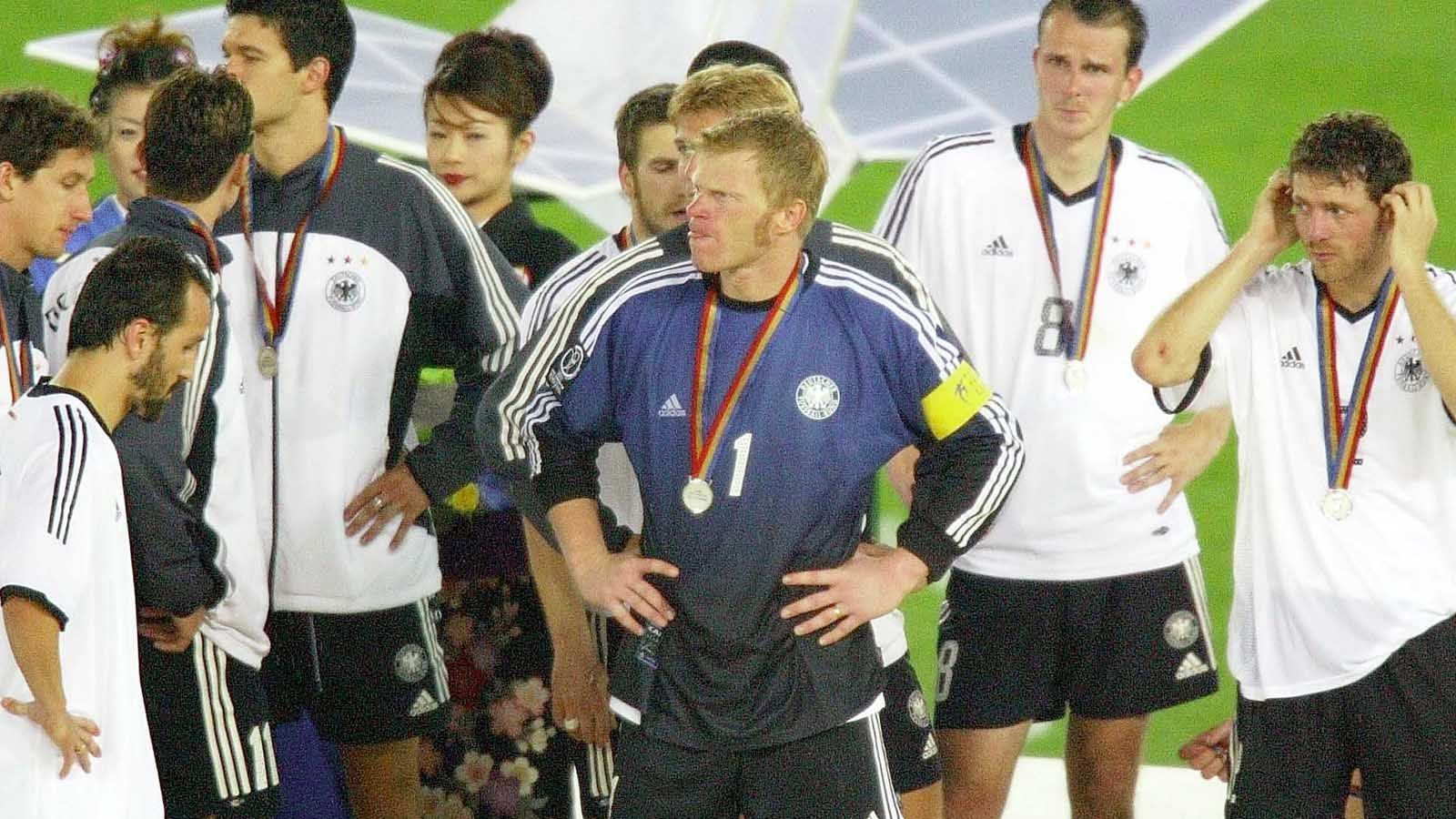 
                <strong>Fußball-Weltmeisterschaft: Deutschland wird Vize-Weltmeister</strong><br>
                Die deutsche Fußball-Nationalmannschaft steht kurz vor ihrem vierten Stern. Doch das Finale der Weltmeisterschaft 2002 verliert die Mannschaft von Trainer Rudi Völler mit 0:2 gegen Brasilien. Stürmer-Legende Ronaldo macht beide Tore für die "Seleção". Kleiner Trostpreis, Oliver Kahn wird zum besten Spieler und zum besten Torhüter des Turniers in Japan und Südkorea ausgezeichnet. Titelverteidiger und zu dem Zeitpunkt amtierender Europameister Frankreich scheidet bereits in der Vorrunde aus, ohne auch nur ein Tor zu erzielen.
              