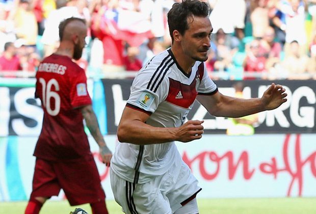 
                <strong>Mats Hummels (1 Tor, Deutschland, Borussia Dortmund)</strong><br>
                Kopfballungeheuer: Mats Hummels schädelt den Ball beim 4:0 der DFB-Auswahl über Portugal in die Maschen. Der Dortmunder trifft nach einer Ecke und kann sein Glück kaum fassen.
              