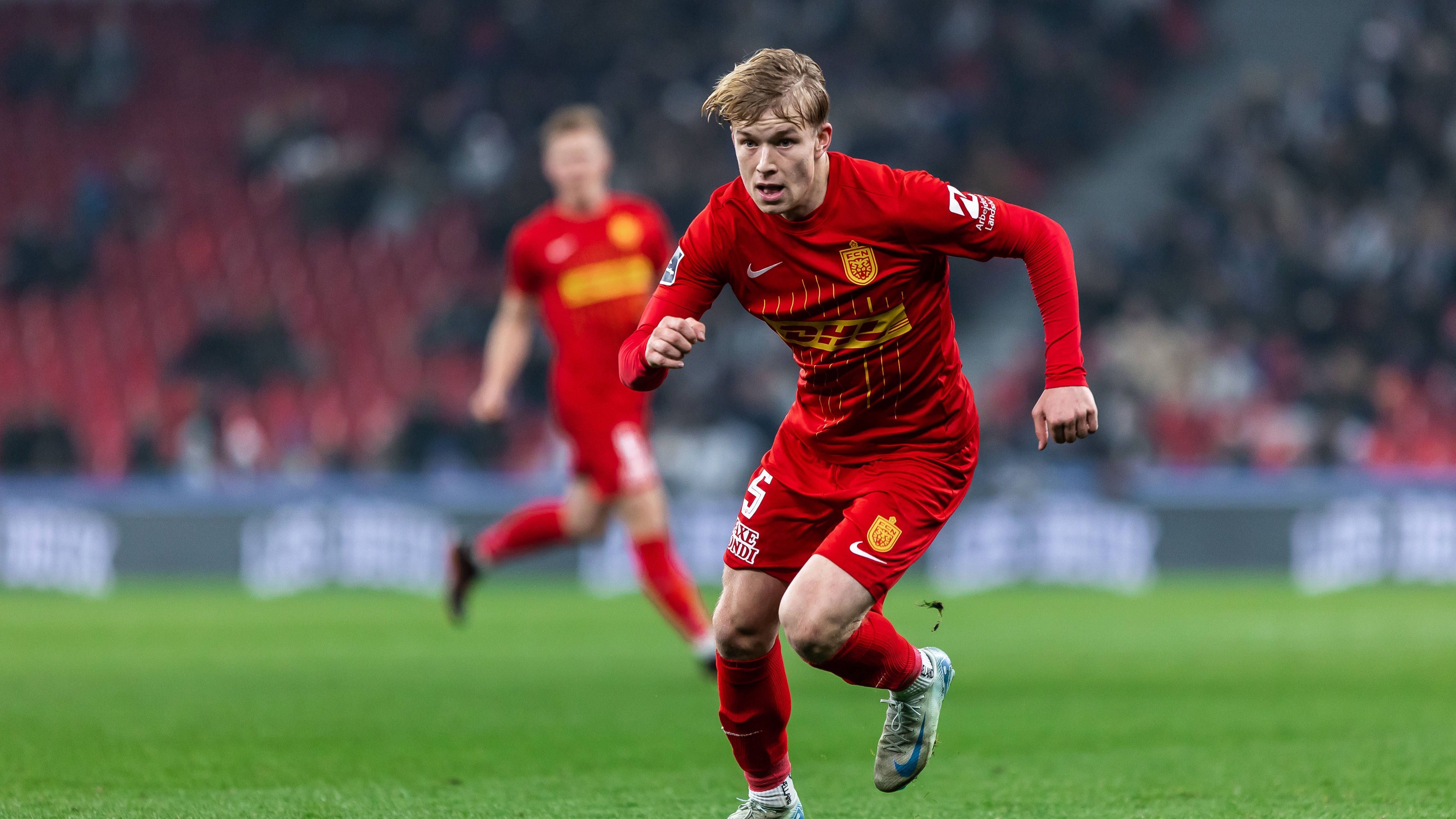 <strong>Daniel Svensson (FC Nordsjaelland)</strong><br><em>Der BVB steht laut "Sky" kurz vor der Verpflichtung von Linksverteidiger Daniel Svensson. Der 22-Jährige ist bei seinem dänischen Klub FC Nordsjaelland Stammspieler und besitzt einen Vertrag bis Ende 2026. Der Deal soll eine Leihe mit Kaufoption umfassen. Dortmund und Svensson der bislang einmal für Schweden auflief, warten nur noch auf die Freigabe von Nordsjaelland, heißt es.</em>