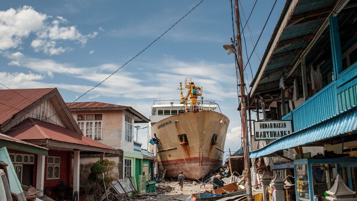 Turmhohen Tsunami-Wellen trugen 2018 auf der indonesischen Insel Sulawesiein Schiff ins Landesinnere.