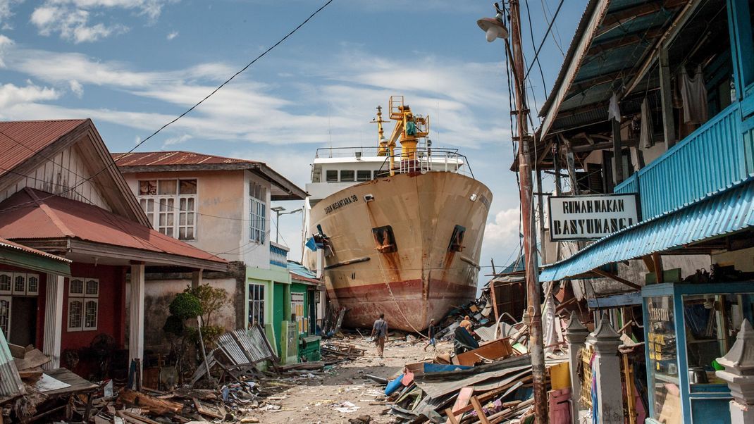 Turmhohe Tsunami-Wellen trugen 2018 auf der indonesischen Insel Sulawesi ein Schiff ins Landesinnere.