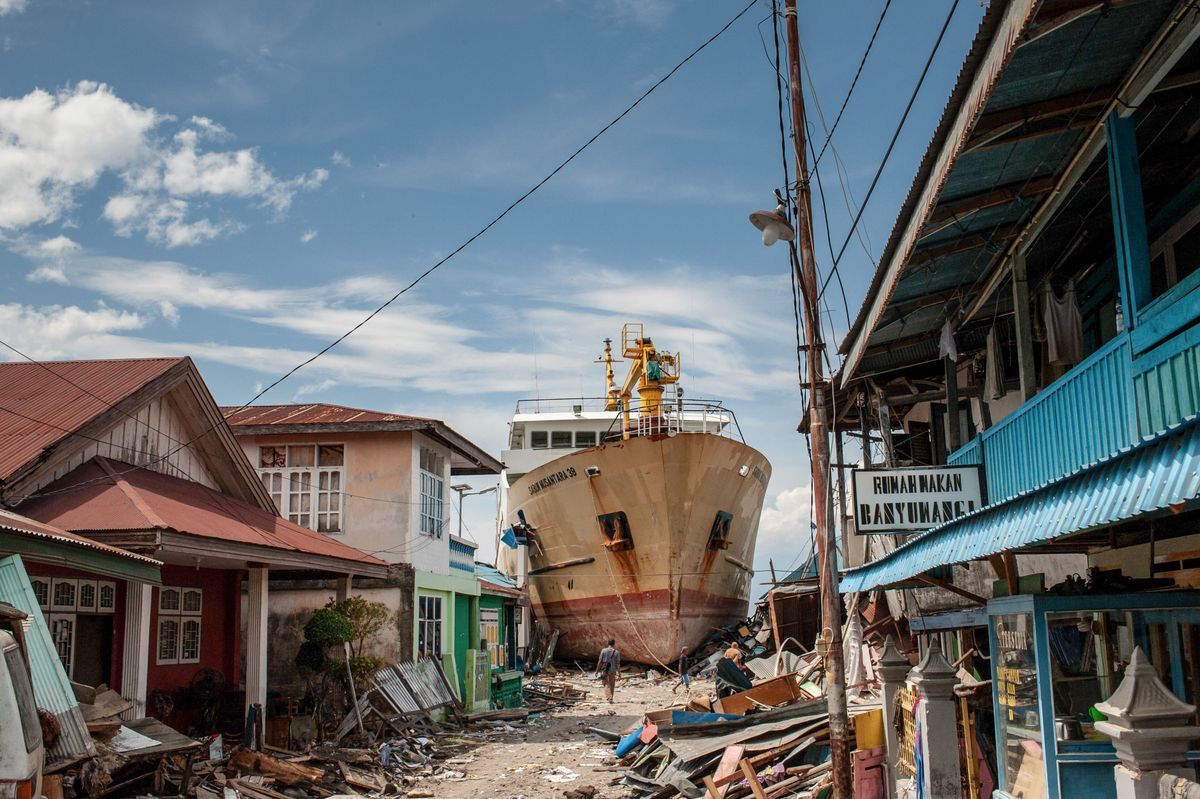 Turmhohen Tsunami-Wellen trugen 2018 auf der indonesischen Insel Sulawesiein Schiff ins Landesinnere.