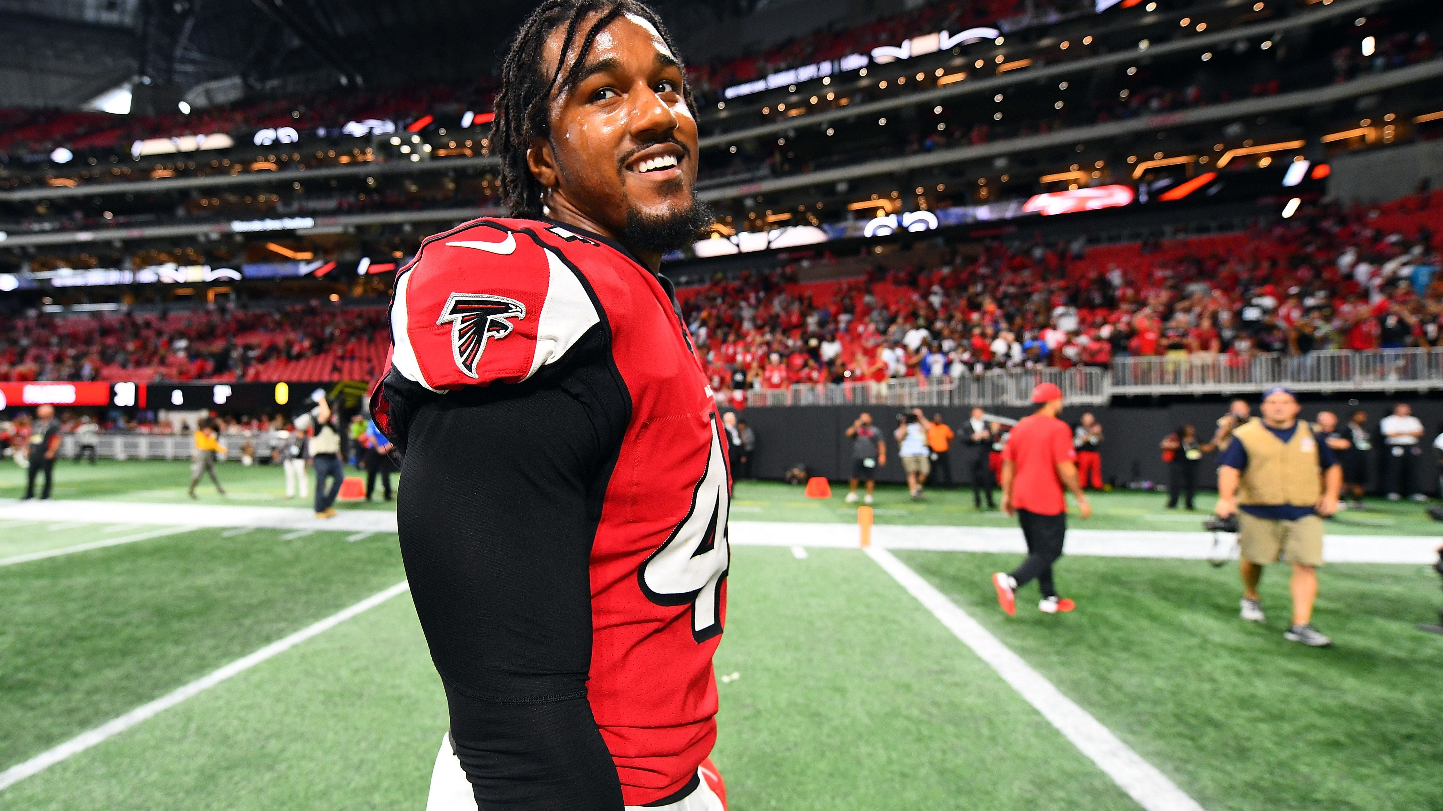 2020 wollte Falcons-DE Vic Beasley einfach nicht am Training Camp der Franchise teilnehmen. Wie auch Zack Martin von den Dallas Cowboys wurde der frühere Erstrundenpick mit einer Strafe von 50.000 US-Dollar für jeden Fehltag belegt. Nach zehn Tagen war der Spuck vorbei – und Beasley um <strong>500.000 US-Dollar</strong> ärmer.