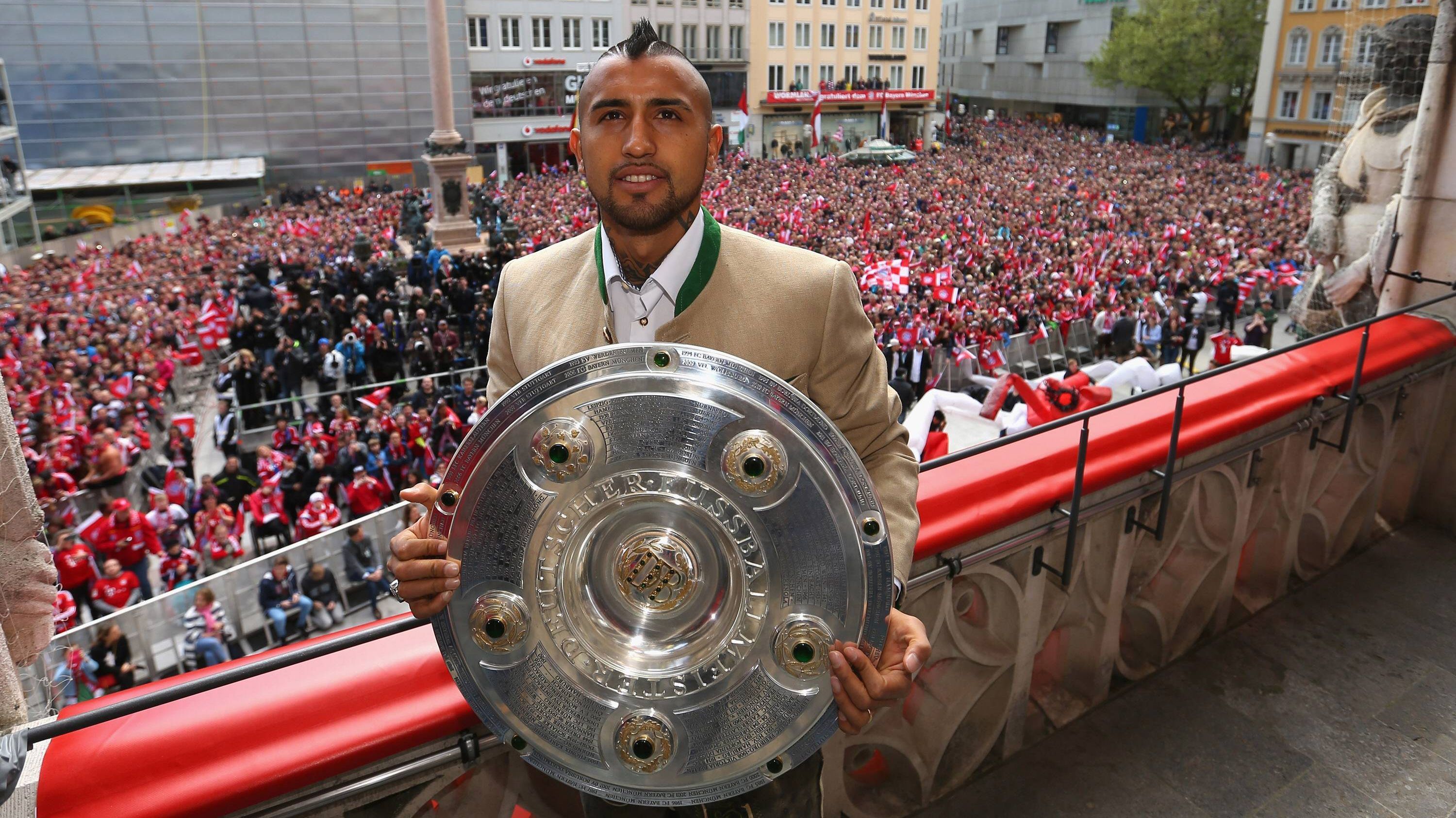
                <strong>2015/16 FC Bayern</strong><br>
                Im zweiten Anlauf gelang es den Bayern im Sommer 2015 tatsächlich doch noch, Vidal unter Vertrag zu nehmen. Die Ablöse lag bei 37,5 Mio Euro. Für die Bayern lohnte sich die Investition bereits im ersten Jahr. Vidal feierte mit den Münchnern das Double.
              