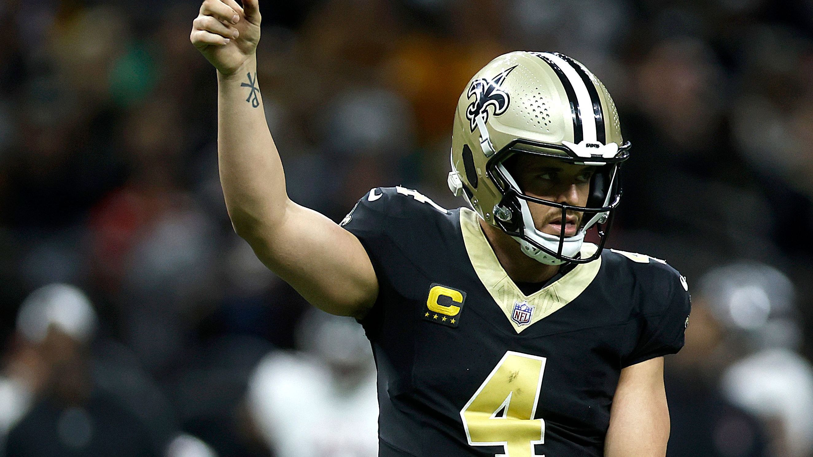 <strong>New Orleans Saints - Der geheime Geheimplan</strong><br>2023 hat uns das Setup um Quarterback Derek Carr und Coach Dennis Allen nicht überzeugt. Aber die Saints wohl schon. Ohne große Veränderungen macht das Team weiter, wo es zuletzt aufhörte. Das kann nach wie vor in der NFC South ausreichen, aber ein richtiger Plan ist nicht erkennbar. Oder einfach total-mega-super-geheim.