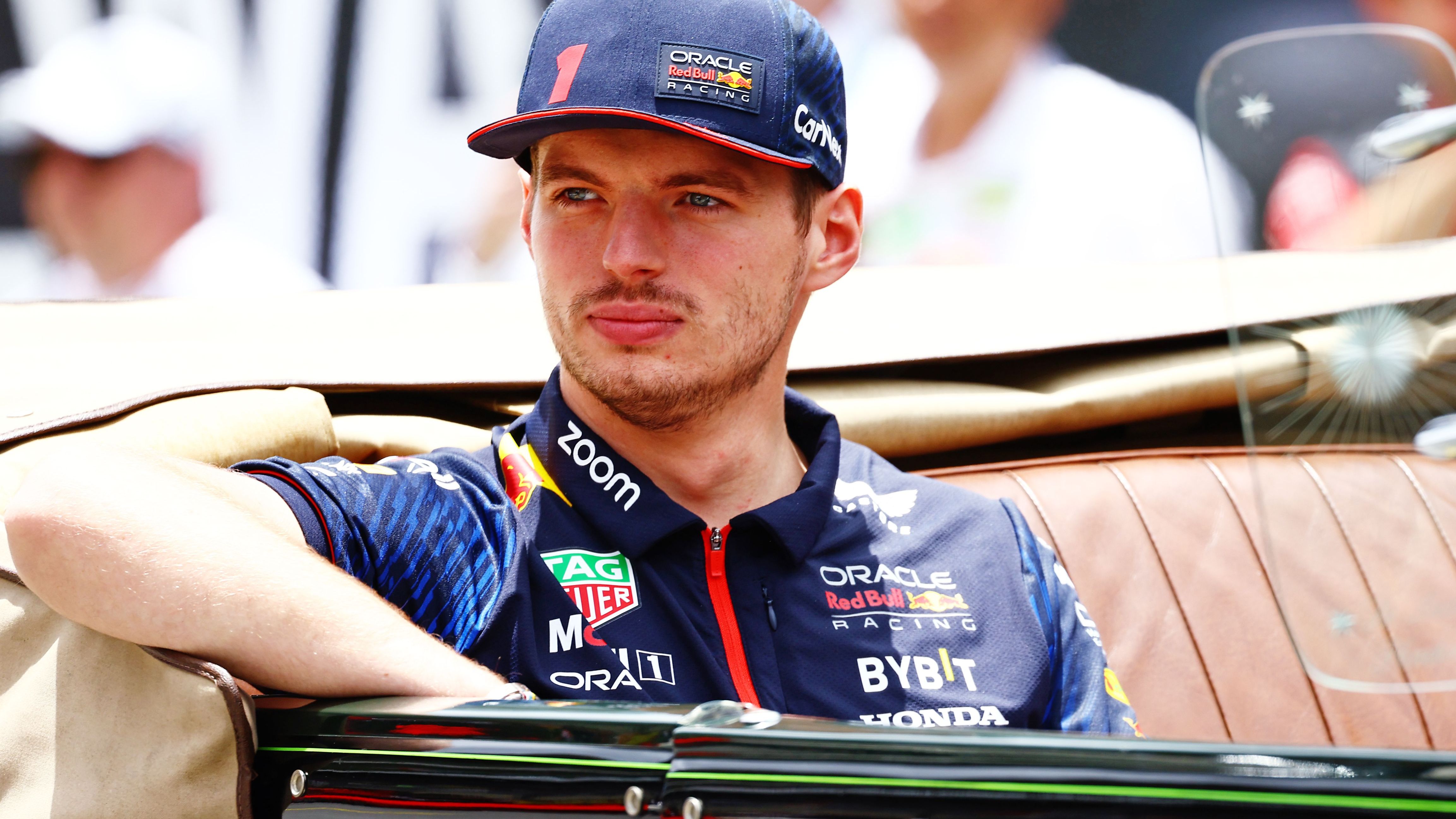 <strong>Weltmeister Verstappen kein Fan des Vegas-GP</strong><br>Nicht jeder Fahrer freut sich jedoch auf den GP in Las Vegas. Weltmeister Max Verstappen ist wenig angetan. "Ich denke, dass wir mehr für die Show dort sind als für das Racing an sich, wenn man sich das Layout der Strecke anschaut", sagte der Glamour-Muffel. "Mich interessiert das alles nicht. Ich gehe einfach hin, mache mein Ding und bin dann wieder weg."