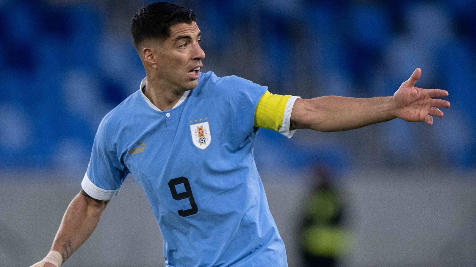 
                <strong>Luis Suarez (Uruguay)</strong><br>
                Auch Uruguay hat nur Außenseiterchancen in Katar, die kleine Fußballnation geht aber mit einer Mischung aus jungen Stars wie Darwin Nunez oder Federico Valverde und erfahrenen Haudegen wie Stürmer Luis Suarez an den Start. Suarez, der mit seinen 35 Jahren ebenso wie Edinson Cavani (35) ziemlich sicher seine letzte WM spielt, stand mit Uruguay 2010 im Halbfinale und biss 2014 den Italiener Giorgio Chiellini in die Schulter. Fügt er seiner WM-Geschichte bei seiner vierten Turnierteilnahme ein weiteres Kapitel hinzu?
              