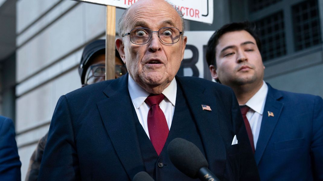 Rudy Giuliani, ehemaliger Bürgermeister von New York, wurde wegen Verleumdung auf 148 Millionen US-Dollar Schadenersatz verklagt. 