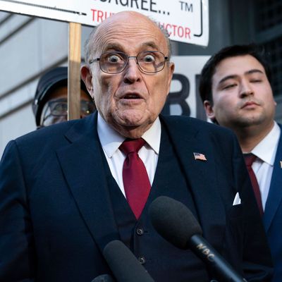 Rudy Giuliani, ehemaliger Bürgermeister von New York, wurde wegen Verleumdung auf 148 Millionen US-Dollar Schadenersatz verklagt. 