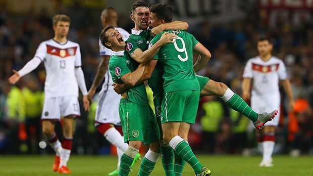 
                <strong>8. Oktober 2015: Irland - Deutschland 1:0</strong><br>
                8. Oktober 2015: Irland - Deutschland 1:0. Ein Punkt hätte gereicht, und Deutschland wäre sicher zur EM gefahren. Stattdessen erspielte man sich wieder mal unendlich viele Chancen und machte kein Tor. Die Iren versenkten dann ihren einzigen ernstzunehmenden Torschuss im deutschen Kasten. Irischer Held des Abends: Shane Long.
              