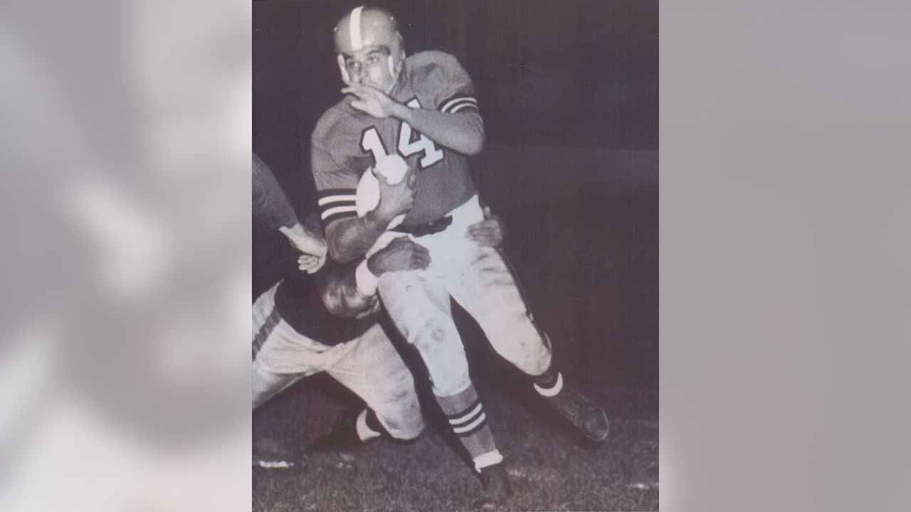 
                <strong>1953: Einführung eines zweiten orangefarbenenTrikots</strong><br>
                Sieben Jahre später veröffentlichen die Cleveland Browns ein weiteres Trikot. Diesmal ist die Grundfarbe orange. Allerdings ist diese Uniform nur drei Jahre Teil der Spielbekleidung.
              
