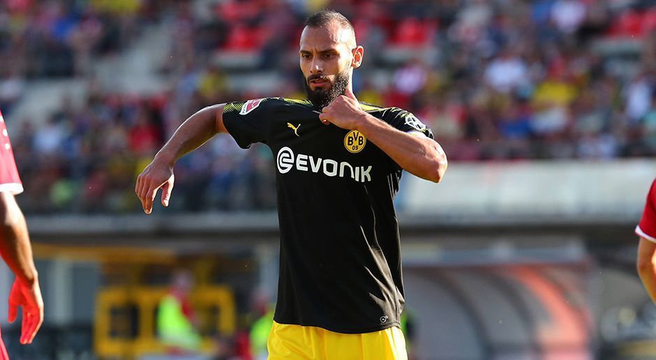 
                <strong>Ömer Toprak (Borussia Dortmund)</strong><br>
                In der 13. Minute verliert er leichtfertig den Ball, was zu einem Torschuss der Hamburger führt. Diesen Patzer macht er durch seinen Assist beim 1:0 durch Shinji Kagawa wieder gut. Der Ex-Leverkusener läuft in manchen Zweikämpfen nur hinterher - da muss er schneller werden. ran-Note: 3.
              