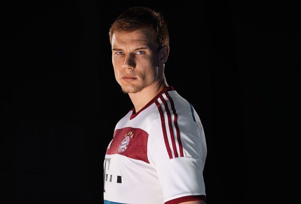 
                <strong>Bayern München Auswärtstrikot</strong><br>
                Holger Badstuber stellt das Trikot vor. Nach seiner langen Verletzungspause ist der Defensivmann endlich wieder dabei.
              