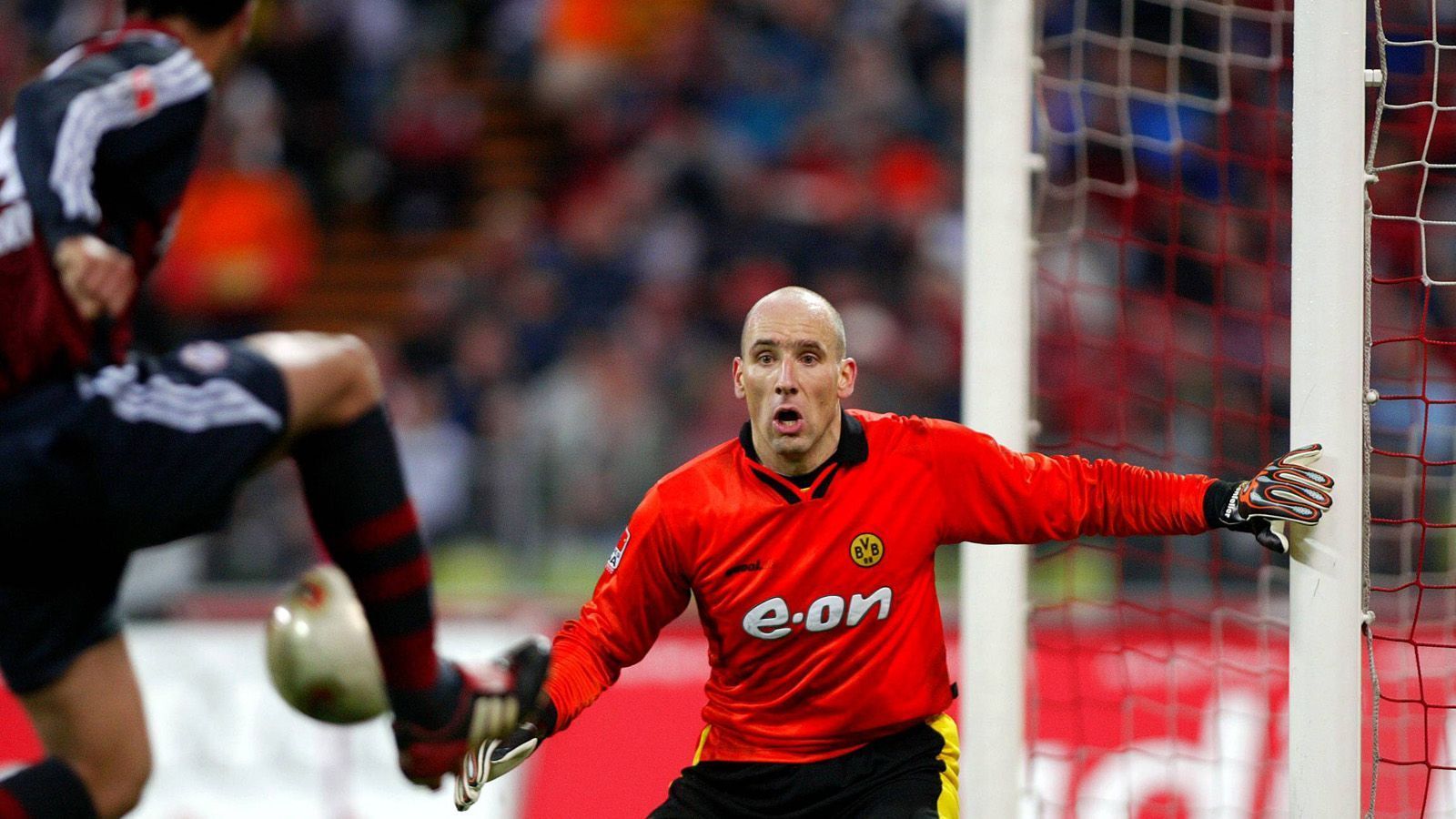 <strong>Bundesliga 2002/03</strong><br>
                Wieder mal eine Rote Karte. Diesmal für Jens Lehmann, als dieser Schiedsrichter Michael Weiner beschimpft, weil Claudio Pizarro aus seiner Sicht beim Tor zum 1:2 im Abseits gestanden haben soll. Der BVB hat schon drei Mal gewechselt, ein Feldspieler muss&nbsp;ins Tor. Es trifft Jan Koller, der noch einige starke Paraden zeigt, die Niederlage aber nicht verhindern kann.