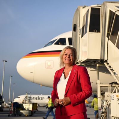 Nancy Faeser, Bundesministerin des Innern und Heimat, steht vor einer Maschine der Flugbereitschaft.