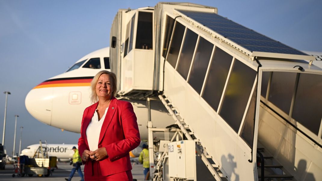 Nancy Faeser, Bundesministerin des Innern und Heimat, steht vor einer Maschine der Flugbereitschaft.