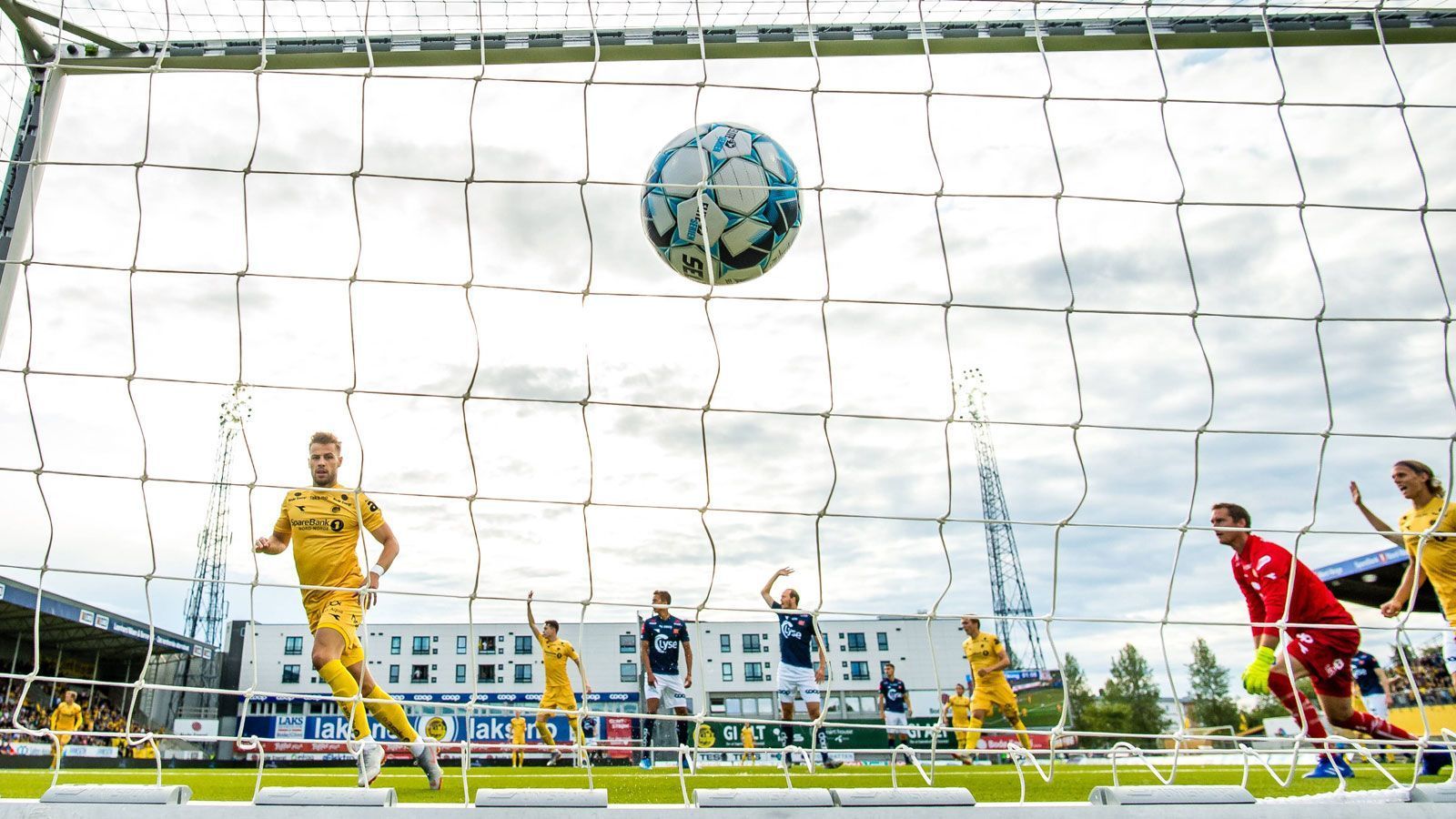 
                <strong>Die gleiche Taktik seit 28 (!) Jahren</strong><br>
                Ungewöhnlich ist auch das taktische Konzept des FK Bodö/Glimt: Seit 1992 soll der Verein auf eine 4-3-3-Formation schwören, zudem wird der Gegner durch hohes Pressing frühzeitig unter Druck gesetzt. "Früher waren wir eine Kontermannschaft, das haben wir jetzt noch mit Ballbesitz und Dominanz kombiniert," erklärt Björkan. Durch die offensive Ausrichtung ist letztlich auch der rasante Erfolg des Vereins zu erklären. Nachdem letzten Aufstieg im Jahr 2017 gelang Bodö der Klassenerhalt, ehe sie ein Jahr später sensationell Zweiter wurden. Bei einem möglichen Titelgewinn darf der kleine Verein sogar an der Qualifikation zur Champions League teilnehmen.
              