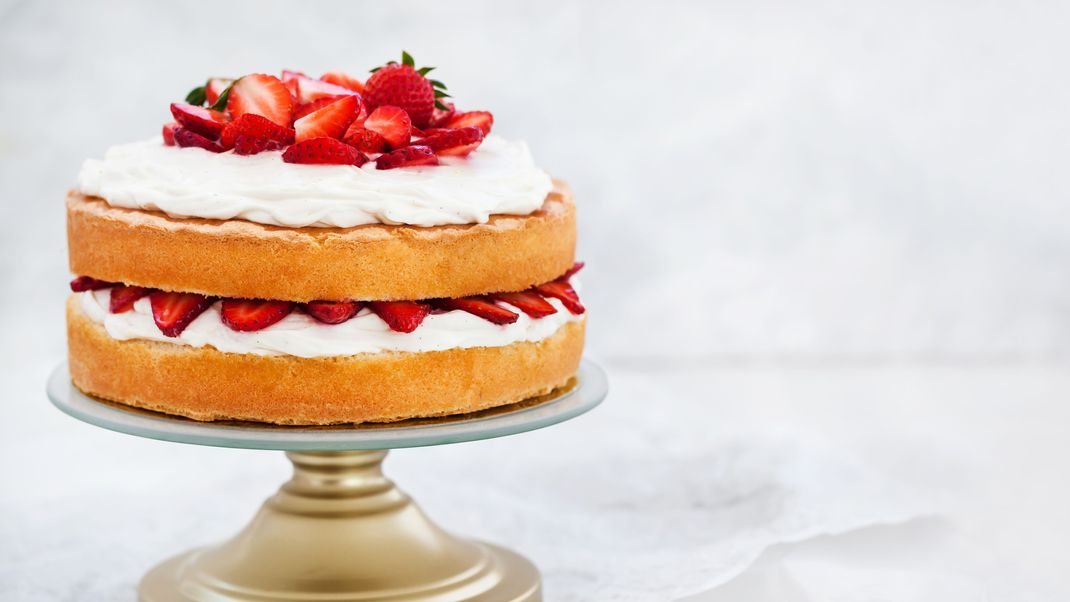 Eine Torte sieht natürlich top aus, wenn Dekorationen und Fondant zu einem Kunstwerk werden, doch für den Anfang kann es auch ganz leicht und schnell gehen.