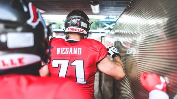 <strong>New York Jets (1)</strong><br>Bei den Jets wurde Ende April der erste deutsche Spieler der Franchise-Geschichte unter Vertrag genommen. Offensive Lineman Leander Wiegand unterschrieb als "Undraftet Free Agent". Für den 25-Jährigen sind die Jets die erste Station in der NFL - zuvor spielte er bei den Munich Ravens in der <a href="https://www.ran.de/sports/american-football/european-league-of-football">European League of Football</a>.