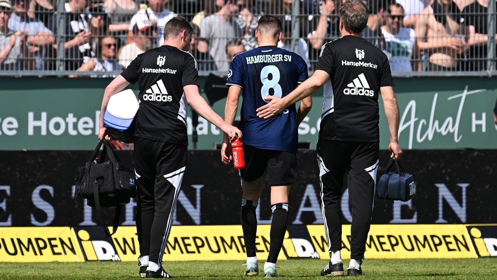 
                <strong>Nach langer Saison: Wer hat weniger Verletzungspech?</strong><br>
                Beim VfB Stuttgart könnte Stammkeeper Fabian Bredlow nach seiner Innenbandzerrung gerade rechtzeitig zum Hinspiel gegen den HSV wieder zurückkehren. Auch Defensivmann Dan-Axel Zagadou hat sich nach überstandener Kopfverletzung und einer Schwellung am Fuß rechtzeitig wieder fit gemeldet. Schlechter sieht es beim HSV aus: Am Mittwoch verkündete der Klub das endgültige Saisonaus von Mittelfeldmann Laszlo Benes (Foto), der sich am letzten Spieltag gegen den SV Sandhausen eine Oberschenkelverletzung zuzog. Nach einer langen Saison inklusive WM für drei Stuttgarter (Wataru Endo, Hiroki Ito, Borna Sosa) geht es in der alles entscheidenden Relegation auch darum, welches Team über zwei Spiele personell aus dem Vollen schöpfen kann.
              