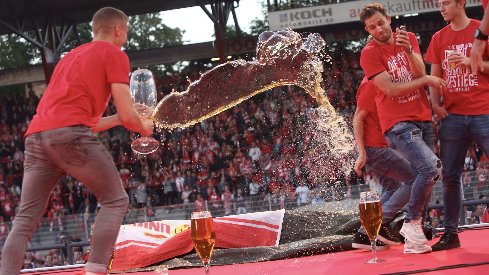 
                <strong>Bundesliga-Relegation, Rückspiel: UNION BERLIN - VfB Stuttgart (27. Mai 2019)</strong><br>
                Kommt nicht so oft vor, dass ein 0:0 frenetisch gefeiert wird - in diesem Fall einigermaßen nachvollziehbar, denn es sicherte den aufstrebenden Eisernen aus Ostberlin nicht weniger als ihren ersten Aufstieg ins Fußball-Oberhaus. Nach dem 2:2 im Hinspiel hatten pomadige Schwaben nichts mehr entgegenzusetzen - und Union feierte Tag und Nacht.
              