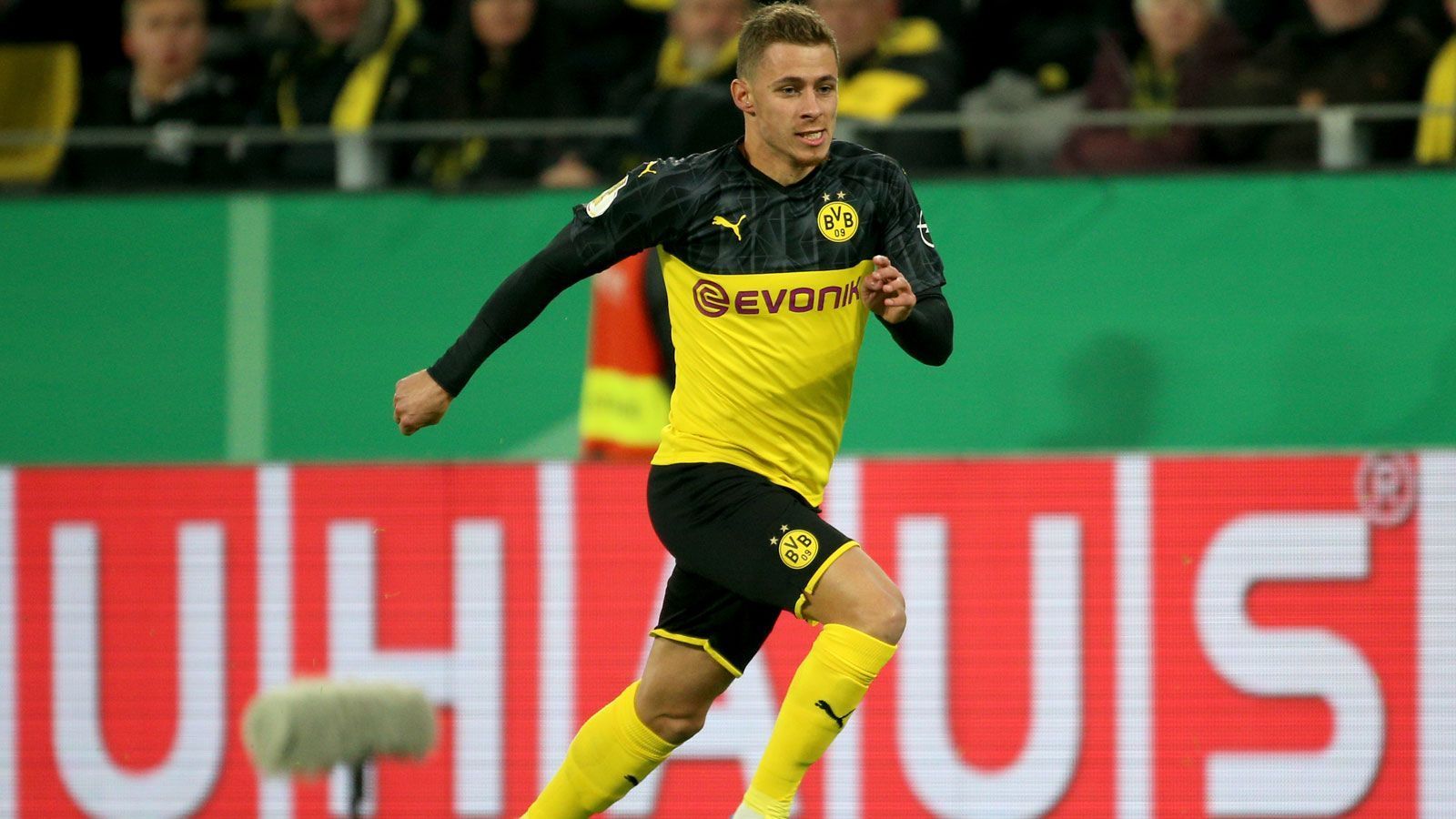 
                <strong>Thorgan Hazard (Borussia Dortmund)</strong><br>
                Gegen seinen Ex-Arbeitgeber wirkt der Belgier besonders motiviert, aber in den entscheidenden Situationen eher unglücklich. Mit seinem Lattentreffer sorgt er nach knapp 30 Minuten für einen kleinen Hallo-wach-Moment. Dann taucht der Bruder des Real-Stars lange unter, bedient aber Brandt zum 2:1. ran-Note: 3
              